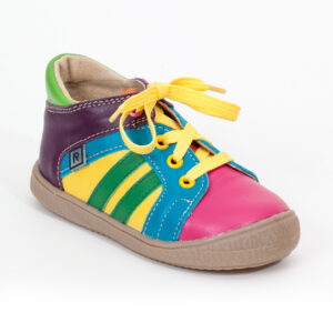 Detská vychádzková obuv na šnurovanie určená pre deti do 6 rokov. Je ľahká