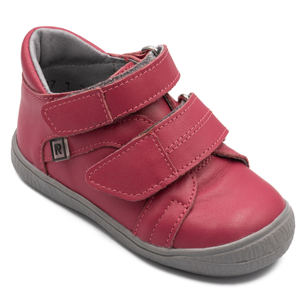 Detská vychádzková obuv s praktickým zapínaním na " suchý zips "určená pre deti do 6 rokov. Je ľahká