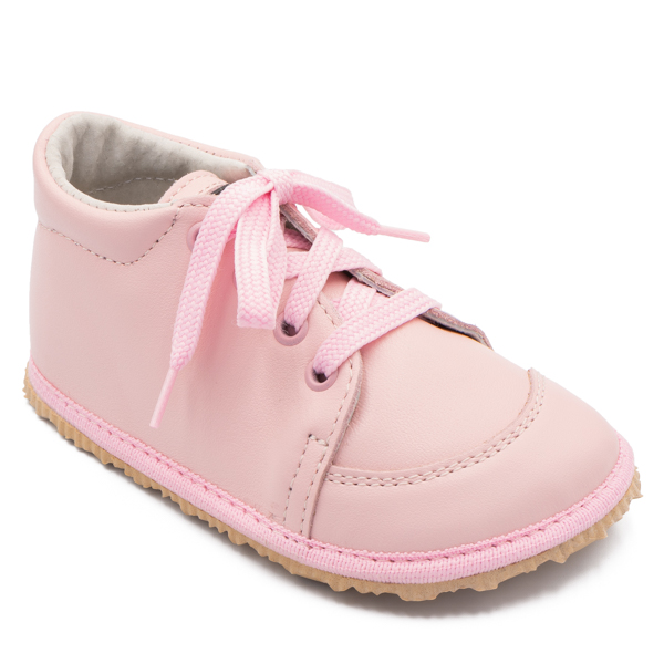 Capačky na šnurovanie z mäkkej prírodnej kože (Nappa) a prírodnej podšívkovej kože s prvkami tzv. barefoot obuvi – výrazne flexibilnou stielkou a podošvou s nulovým dropom (nulový rozdiel výšky medzi pätou a špičkou). Sú určené pre batoľatá od prvých krôčikov. Prírodné materiály zvršku a podšívky zabezpečujú priedušnosť a dokonale sa prispôsobia tvaru nohy. Tvar špičky s dôrazom na typický detský dominantný palček v spojení s priamočiarou líniou stielky v časti do nohy zabezpečuje dostatočný priestor pre prsty. Podošva je výrazne flexibilná