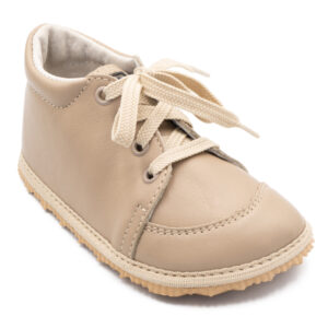 Capačky na šnurovanie z mäkkej prírodnej kože (Nappa) a prírodnej podšívkovej kože s prvkami tzv. barefoot obuvi – výrazne flexibilnou stielkou a podošvou s nulovým dropom (nulový rozdiel výšky medzi pätou a špičkou). Sú určené pre batoľatá od prvých krôčikov. Prírodné materiály zvršku a podšívky zabezpečujú priedušnosť a dokonale sa prispôsobia tvaru nohy. Tvar špičky s dôrazom na typický detský dominantný palček v spojení s priamočiarou líniou stielky v časti do nohy zabezpečuje dostatočný priestor pre prsty. Podošva je výrazne flexibilná