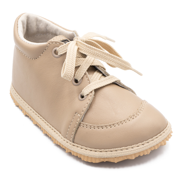Capačky na šnurovanie z mäkkej prírodnej kože (Nappa) a prírodnej podšívkovej kože s prvkami tzv. barefoot obuvi – výrazne flexibilnou stielkou a podošvou s nulovým dropom (nulový rozdiel výšky medzi pätou a špičkou). Sú určené pre batoľatá od prvých krôčikov. Prírodné materiály zvršku a podšívky zabezpečujú priedušnosť a dokonale sa prispôsobia tvaru nohy. Tvar špičky s dôrazom na typický detský dominantný palček v spojení s priamočiarou líniou stielky v časti do nohy zabezpečuje dostatočný priestor pre prsty. Podošva je výrazne flexibilná
