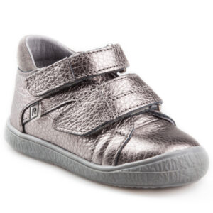 Detská vychádzková obuv s praktickým zapínaním na " suchý zips "určená pre deti do 6 rokov. Je ľahká