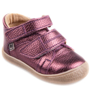 Detská vychádzková obuv s praktickým zapínaním na " suchý zips "určená pre deti do 6 rokov. Je ľahká