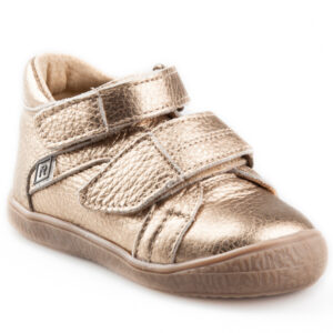 Detská vychádzková obuv s praktickým zapínaním na " suchý zips "určená pre deti do 6 rokov. Je ľahká